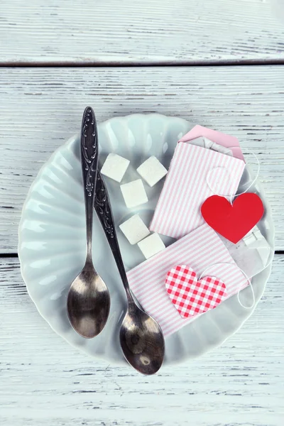 Étiquettes en forme de coeur, cuillère et cubes de sucre — Photo