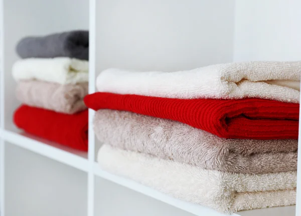 Πολύχρωμο πετσέτες στο ράφι — Φωτογραφία Αρχείου
