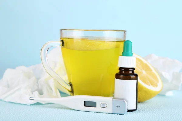 Varmt te för förkylningar, medicin och näsdukar — Stockfoto