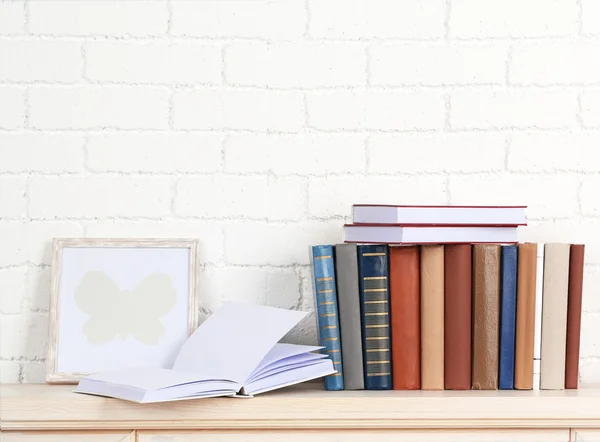 Libros en estante en la pared —  Fotos de Stock