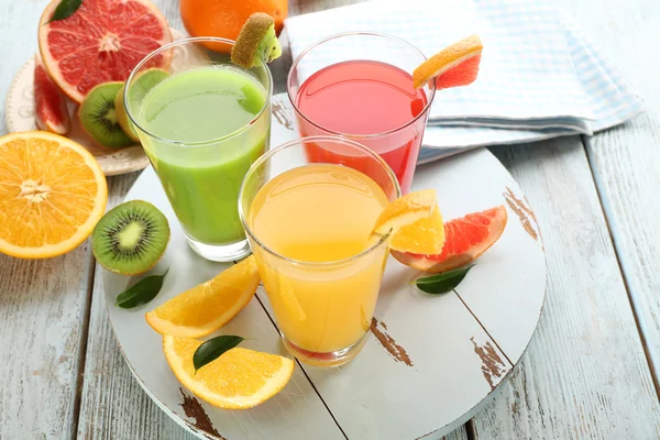 Jugos frescos con frutas — Foto de Stock