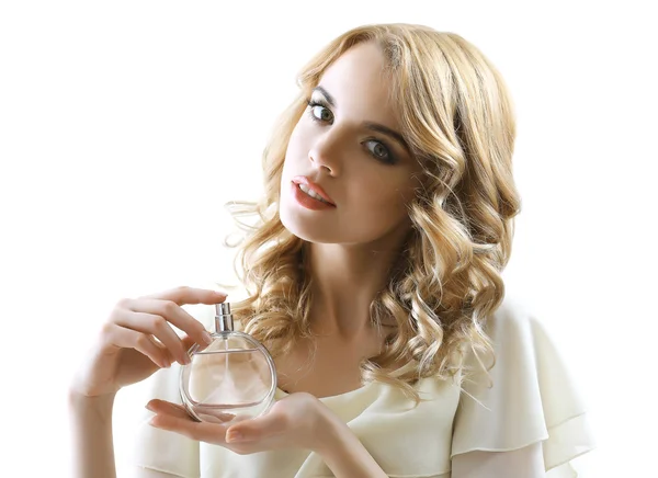 Schöne junge Frau mit Parfümflasche isolieren auf weiß — Stockfoto