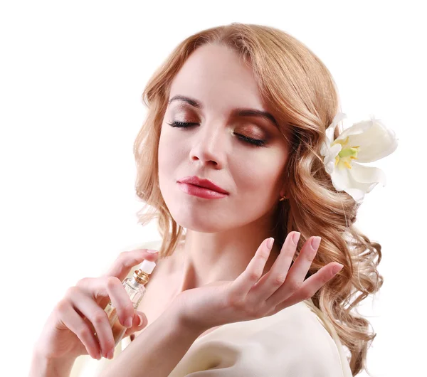 Hermosa joven con botella de perfume aislado en blanco — Foto de Stock