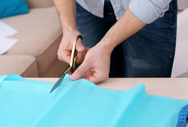 Tejido de corte dressmaker masculino — Foto de Stock