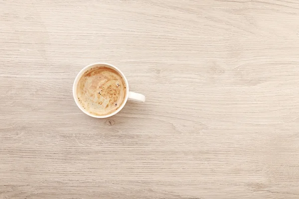 Taza de café sobre mesa de madera, vista superior — Foto de Stock