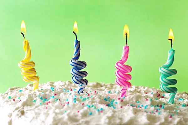 Torta di compleanno con candele su sfondo a colori — Foto Stock