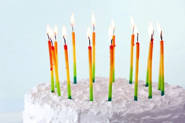 Bolo de aniversário com velas no fundo claro — Fotografia de Stock