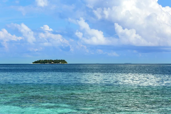 Vista de las hermosas aguas azules del océano en el resort — Foto de Stock
