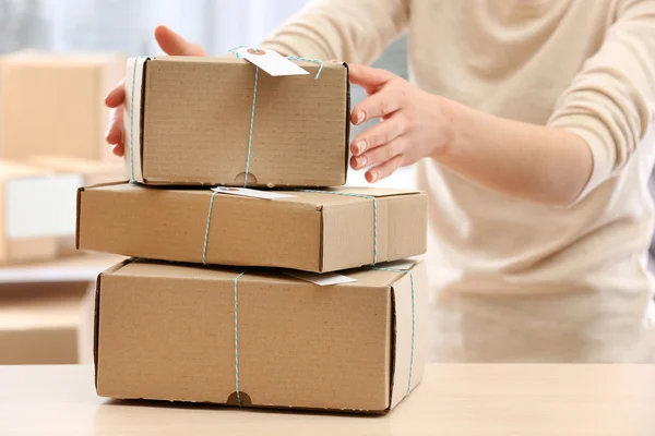 Frau gibt Paket in Postfiliale ab — Stockfoto