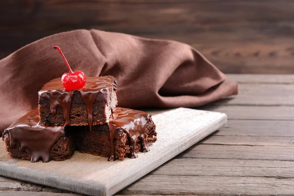 Deliciosos pasteles de chocolate en primer plano de la mesa — Foto de Stock