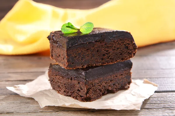 Délicieux gâteaux au chocolat sur table close-up — Photo