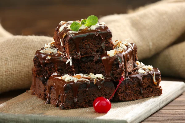 Heerlijke chocoladetaart op tafel close-up — Stockfoto