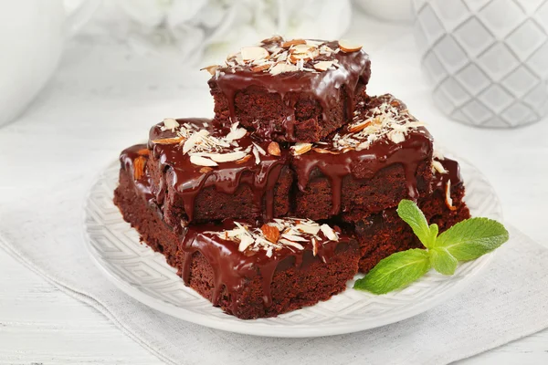 Deliciosos bolos de chocolate no prato na mesa close-up — Fotografia de Stock