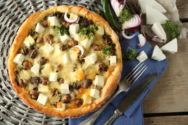 Kaas met champignons, kruiden en zure crème, op rieten mat, op houten tafel achtergrond — Stockfoto