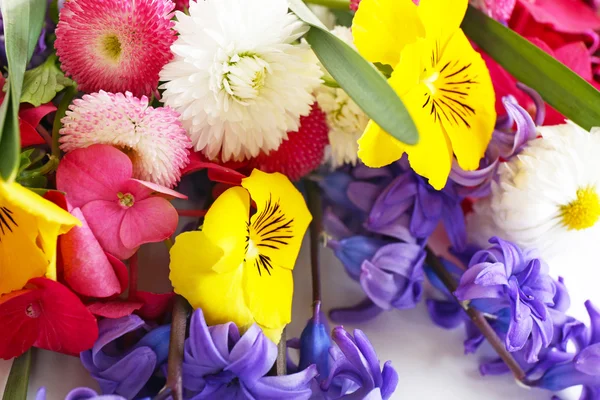 Schöner Strauß heller Blumen aus nächster Nähe — Stockfoto