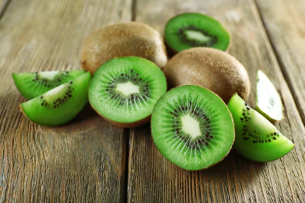 Fruta kiwi jugosa sobre fondo de madera —  Fotos de Stock