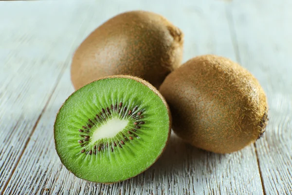 Juicy kiwi fruit on wooden background — Stock Photo, Image