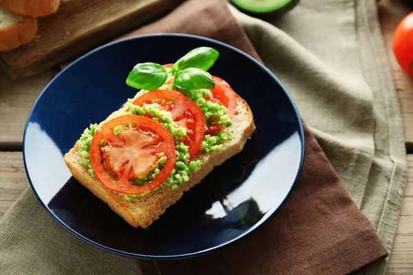 Veganské sendvič s avokádem a zelenina na pánvi, na dřevěné pozadí — Stock fotografie