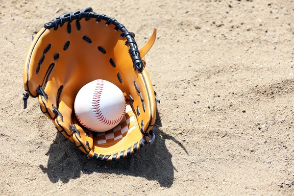 Bola de beisebol e luva na areia — Fotografia de Stock