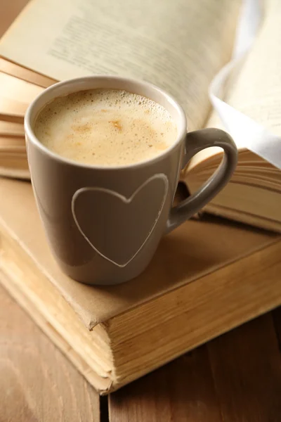 Natürmort fincan kahve ve kitaplar, ahşap masa ile — Stok fotoğraf