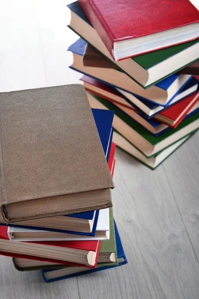 Pilhas de livros na mesa de perto — Fotografia de Stock