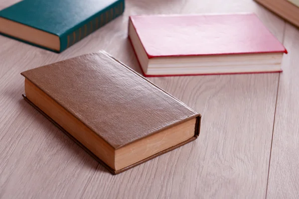 Tumpukan buku di latar belakang kayu — Stok Foto