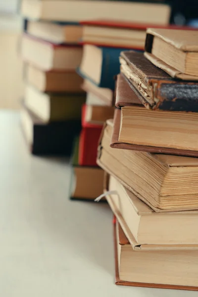 Pilhas de livros na mesa de perto — Fotografia de Stock