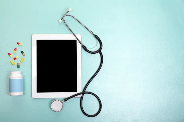 Mavi arka plan üzerinde stetoskop tıbbi tablet — Stok fotoğraf