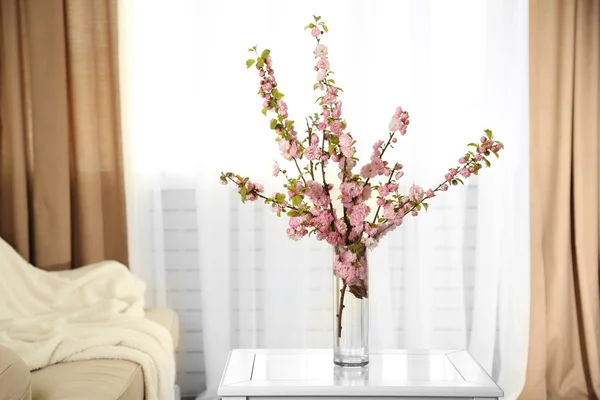 ホーム インテリアの背景に、テーブルの上の花瓶に春の花束 — ストック写真
