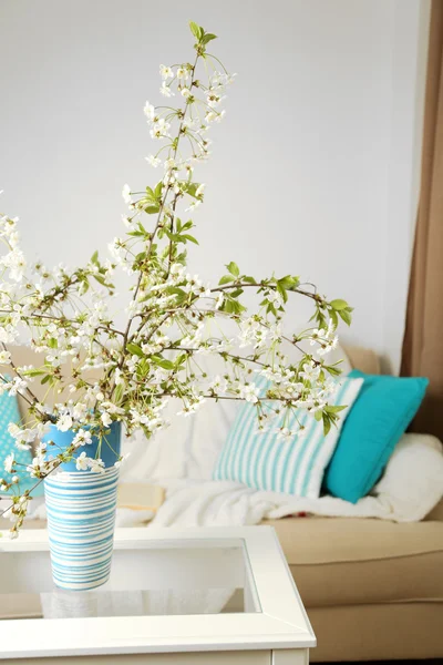 Voorjaar boeket in een vaas, op tafel, op huis interieur achtergrond — Stockfoto