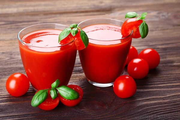 Gläser Tomatensaft mit Gemüse auf Holzgrund — Stockfoto