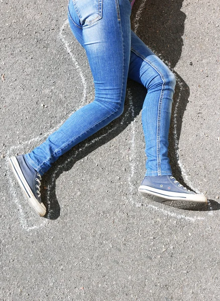 Död kvinna på asfalt — Stockfoto
