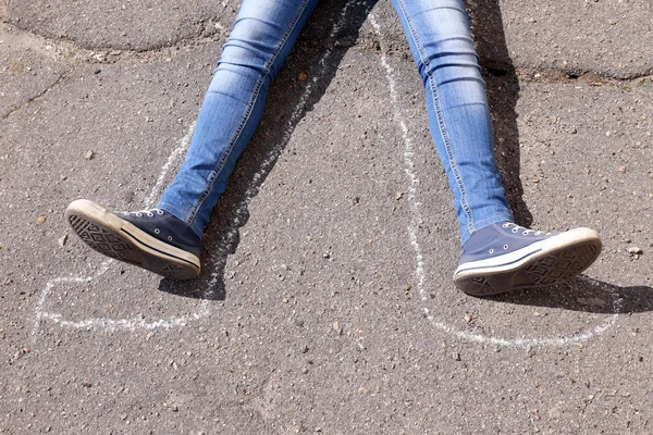 Dead woman laying on asphalt — Stock Photo, Image