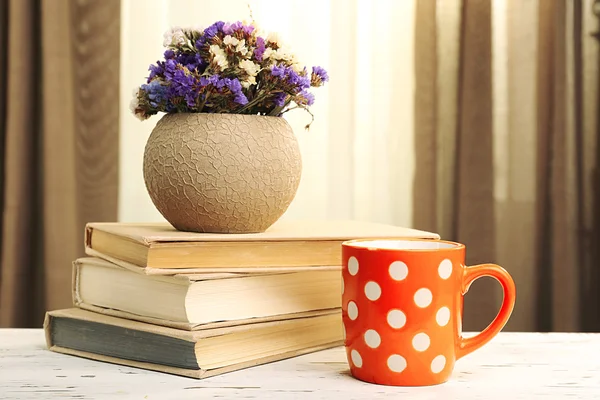 Bücher, Tasse und Pflanze auf Holztisch, Nahaufnahme — Stockfoto