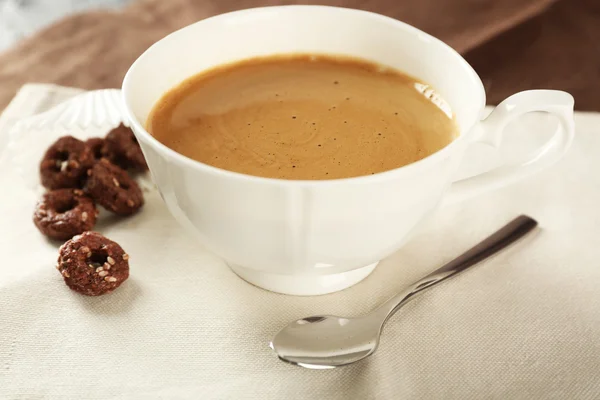 Tasse Kaffee auf dem Tisch, Nahaufnahme — Stockfoto