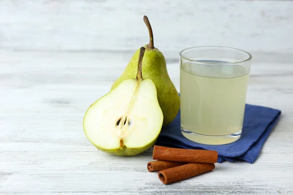 Pear juice with fresh fruits and cinnamon on wooden background — Stock Photo, Image