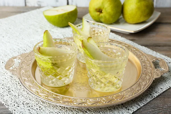 Jugo de pera con frutas frescas en la mesa de cerca —  Fotos de Stock