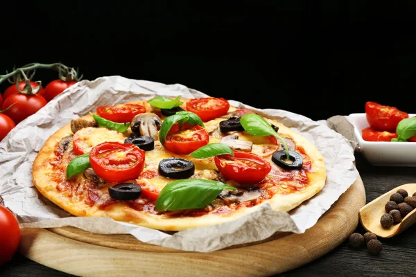 Dobrá pizza se zeleninou a bazalkou na černém pozadí — Stock fotografie
