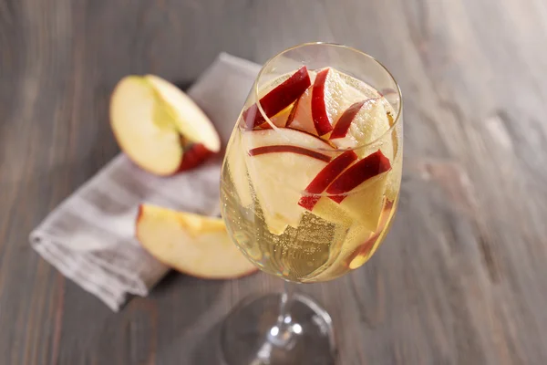 Bicchiere di sidro di mele con frutta su sfondo di legno — Foto Stock