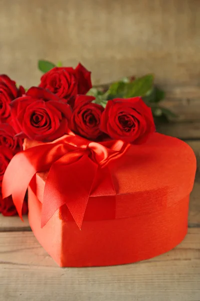 Caja de regalo de San Valentín en forma de corazón con rosas rojas en la vieja mesa de madera —  Fotos de Stock