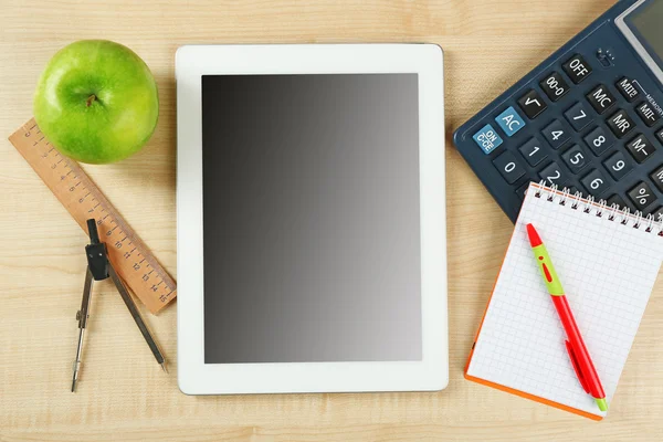 Ahşap masa, üstten görünüm Tablet ve okul malzemeleri — Stok fotoğraf