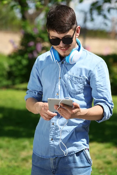 Hombre con auriculares al aire libre —  Fotos de Stock