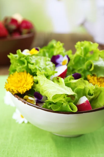 Salade bio légère aux fleurs, gros plan — Photo