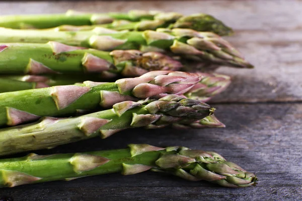 Frischer Spargel auf Holztisch, Nahaufnahme — Stockfoto