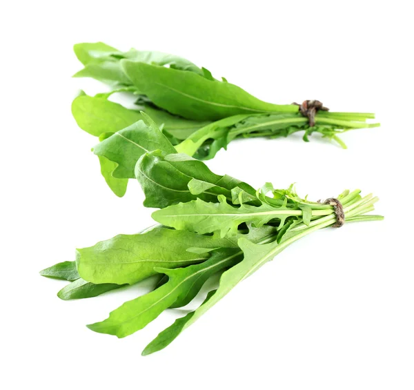 Bando de folhas de arugula frescas isoladas em branco — Fotografia de Stock