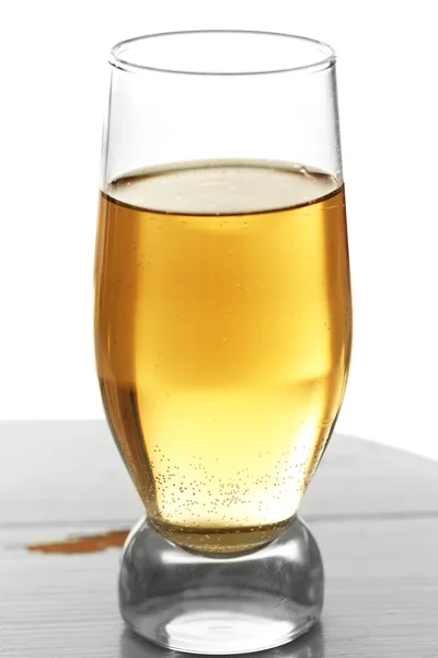 Vaso de agua con burbujas en la mesa de cerca — Foto de Stock