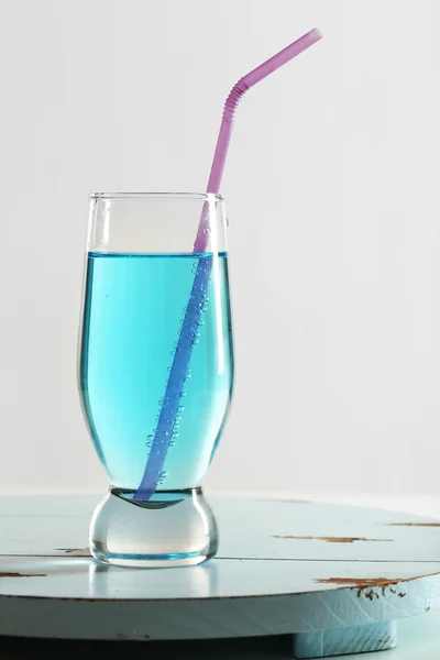 Склянка води на столі на світлому фоні — стокове фото