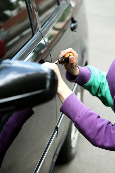 Man inbrottstjuv att stjäla bilen — Stockfoto