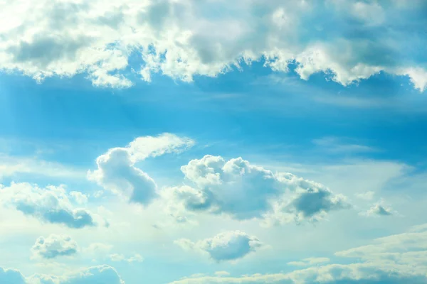 Cielo azul fondo con nubes —  Fotos de Stock