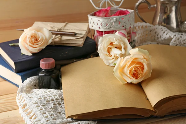 新鲜的玫瑰与旧书、 关键和木桌背景上的字母。老式的概念 — 图库照片